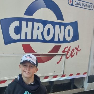 enfant-devant-camion-itinerant-flexible-hydraulique-chrono-flex